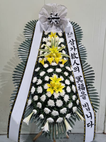 풍성하고 정갈한 디자인의 3단 화환